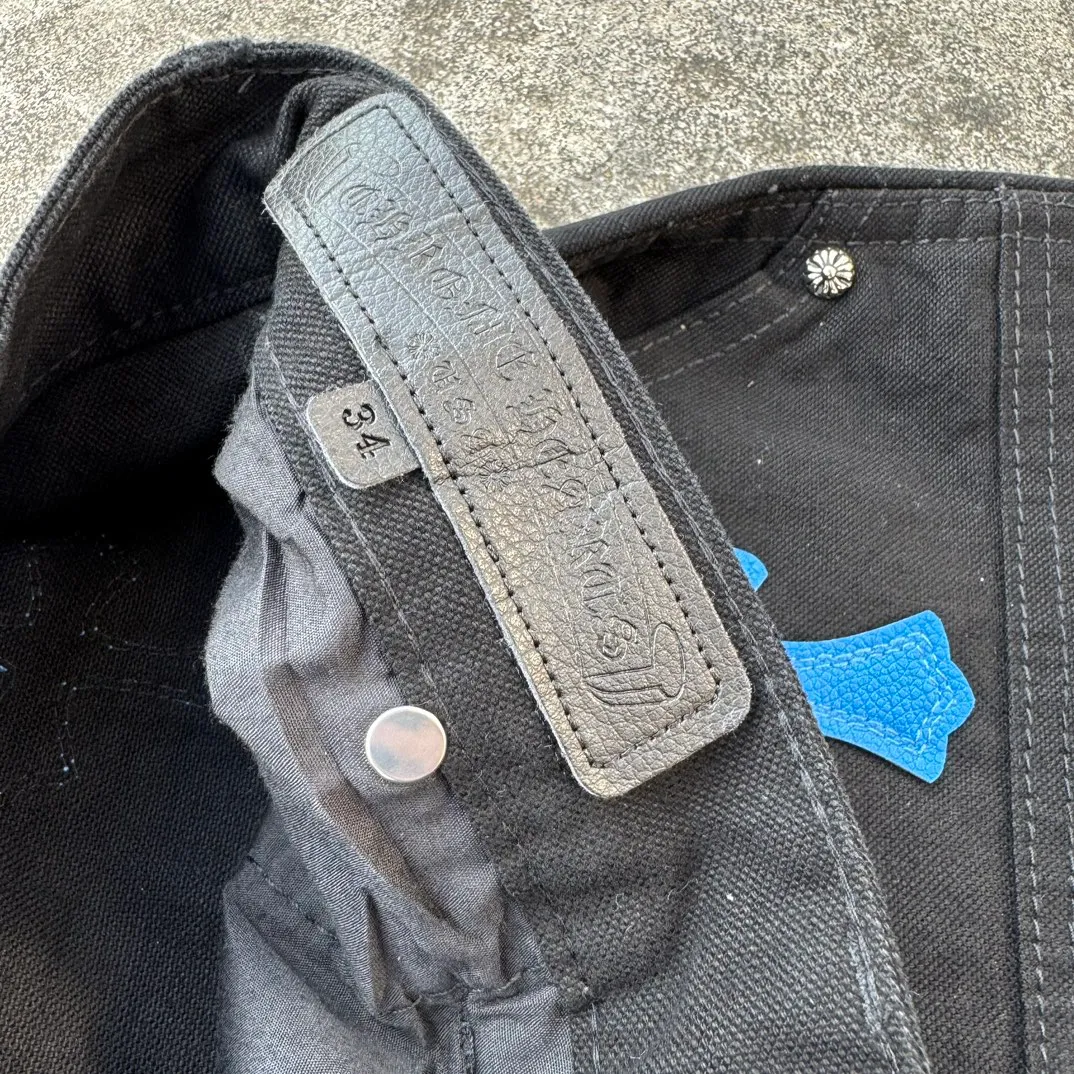 P290 model number: H653 chrome hearts Top Cow King F&F Limited to friends and family 1of1 Carhartt base version Jeans Three-dimensional version Loose and comfortable, not picky about body shape Look taller and slimmer Factory Seiko Original quality control Same style for men and women Can be matched with couples Versatile recommendation Must-have jeans for all seasons Hipsters have been disappointed From the quality selection of fabrics, the tailoring of details, and the matching of patterns are impeccable! The upper body is so handsome when worn...it can be easily worn by men, women and children! The craftsmanship is made of heavy-duty washed pure cotton denim fabric. After washing, it is soft and thick and looks very stylish when worn. Size: 28, 30, 32, 34, 36 (S-XXL) Color: black